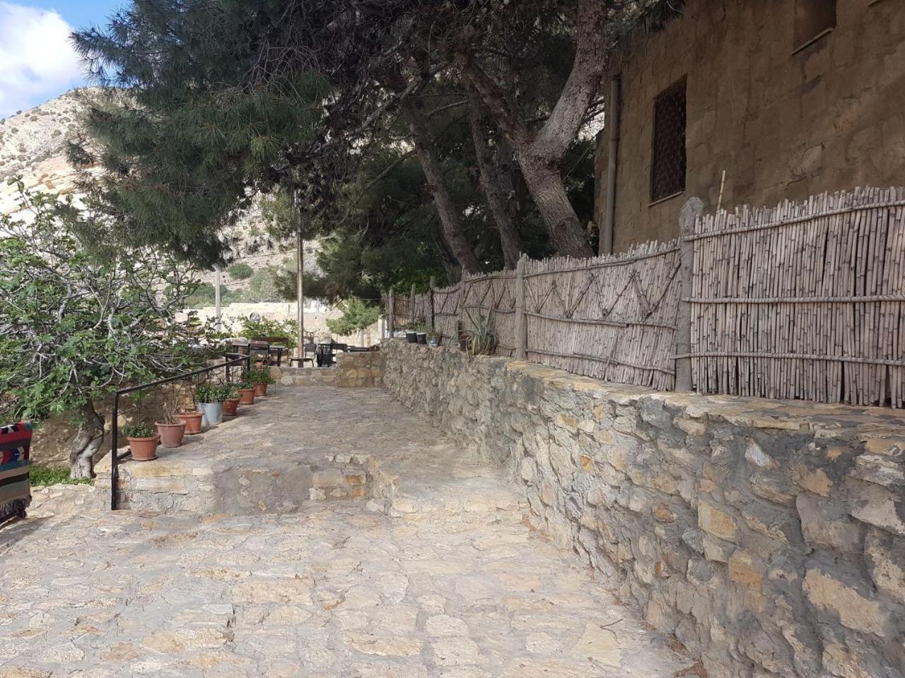 Dana Moon Hostel Exterior photo
